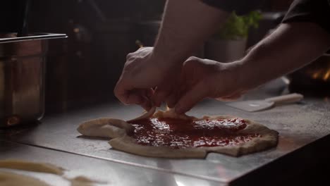 el chef preparando la pizza.