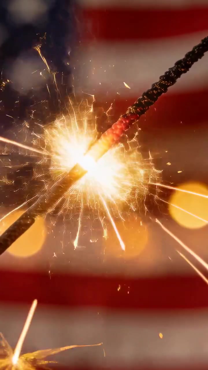 Dikey video: Kutlama için Amerikan bayrağının önünde fitil ateşleniyor, çakmak kıvılcımlar saçıyor.