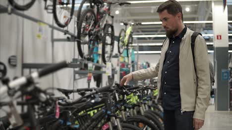 hombre comprando una bicicleta en una tienda