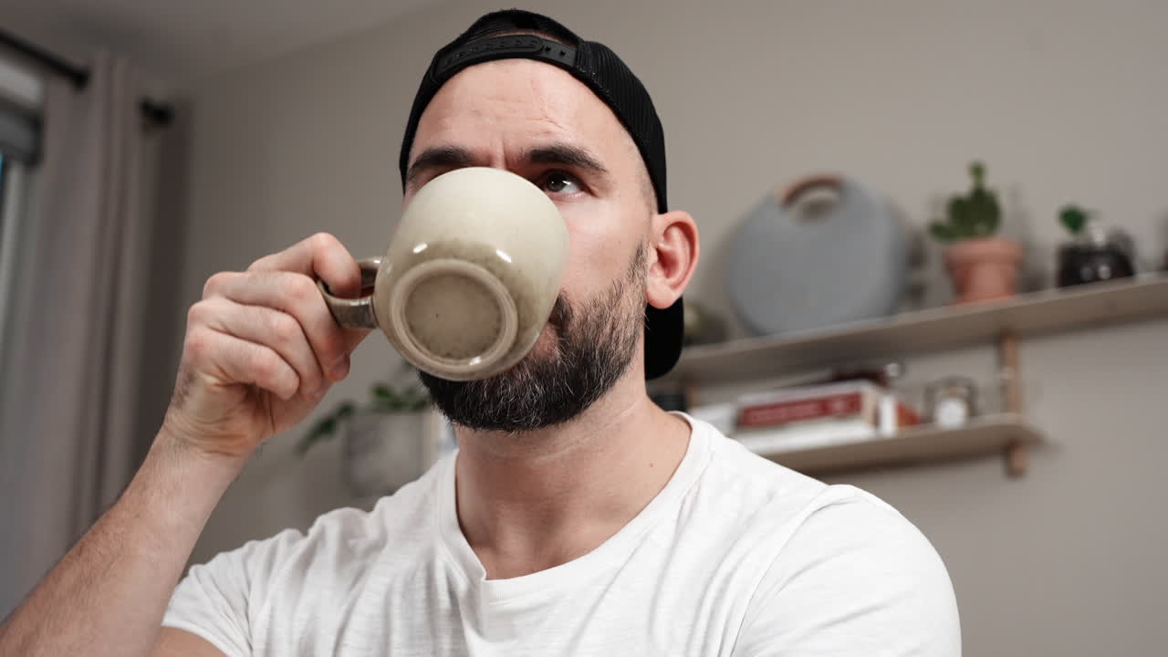 집 에서 일기 를 쓰는 동안 커피 를 마시는 사람 - 근접 사진