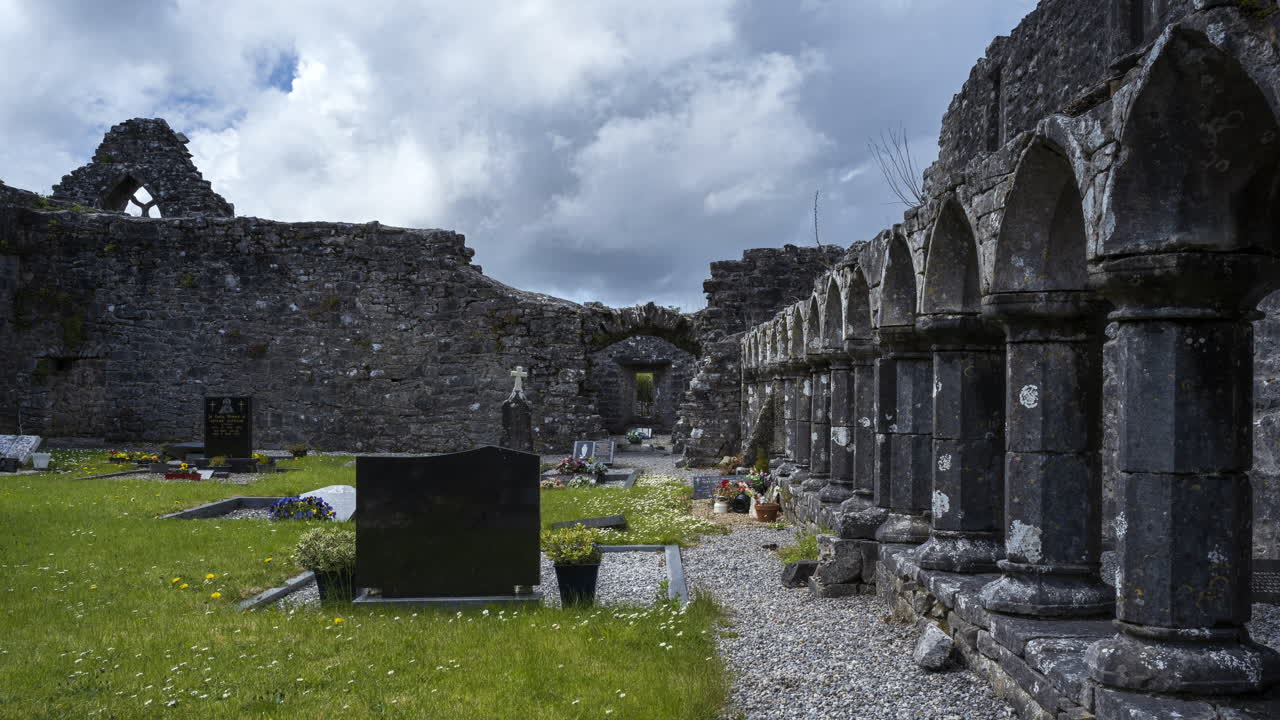 lapso de tiempo de movimiento de la ruina medieval de la abadía de creevelea en el condado de leitrim en irlanda como un monumento histórico y un cementerio con nubes dramáticas en el cielo en un día de verano