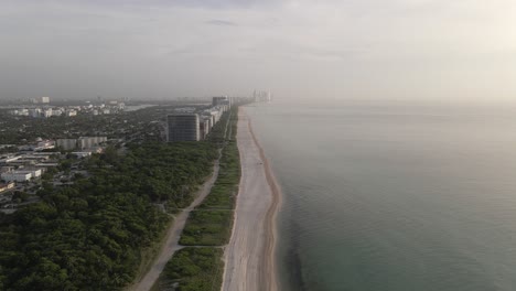 Nebliger-Nebel-Sonnenaufgang-Aus-Der-Luft-über-Leerem-Sandstrand-Am-Surfufer,-Miami,-Florida