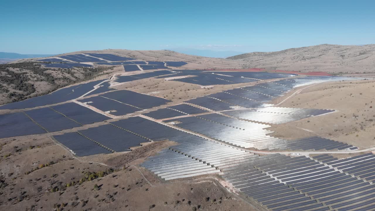 drones en órbita mega paneles de energía solar fotovoltaica en las colinas todo el día soleado