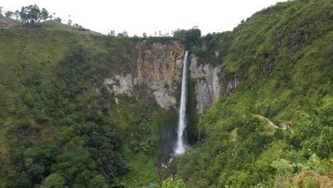la alta y majestuosa cascada sipiso piso en el norte de sumatra, indonesia
