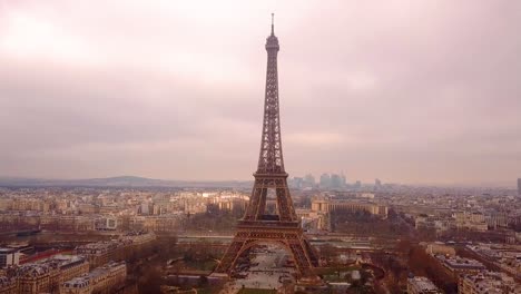 torre eiffel con el rio al fondo