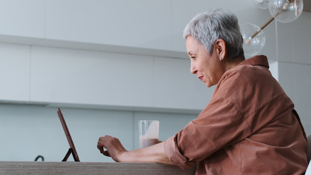 스무시를 마시는 여자