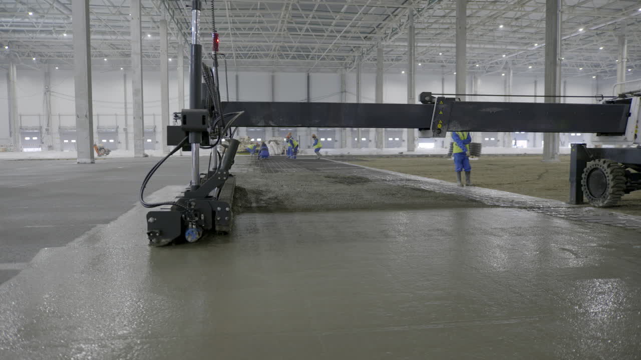 бетонный пол в большом складе