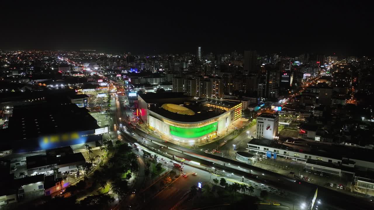 centro comercial agora en el centro de la ciudad de santo domingo por la noche, república dominicana