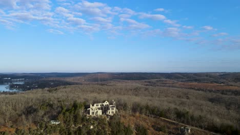 ruinas abandonadas del castillo destruido en el medio oeste, paisaje americano, aéreo