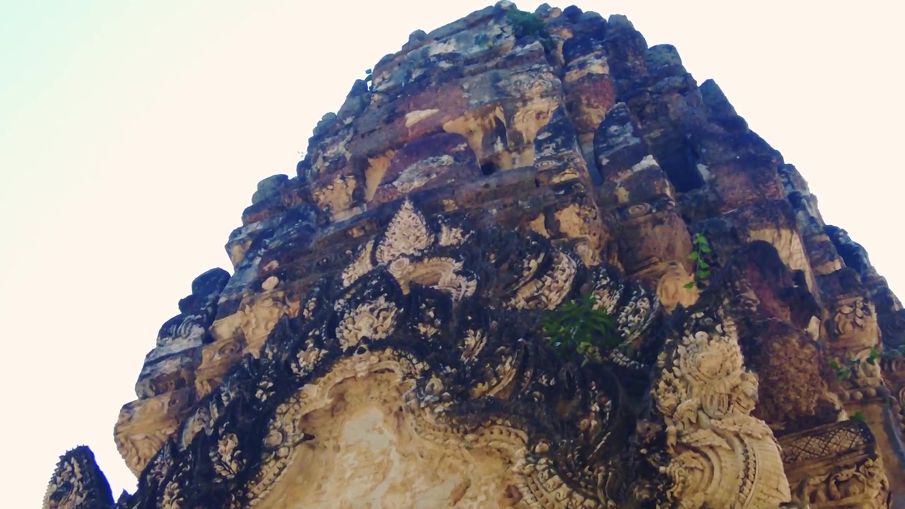 Zbliżenie szczytu wieży starych buddyjskich ruin syjamskich w Parku Historycznym Wat Maha That w Sukhothai, Tajlandia. Obiekt światowego dziedzictwa UNESCO