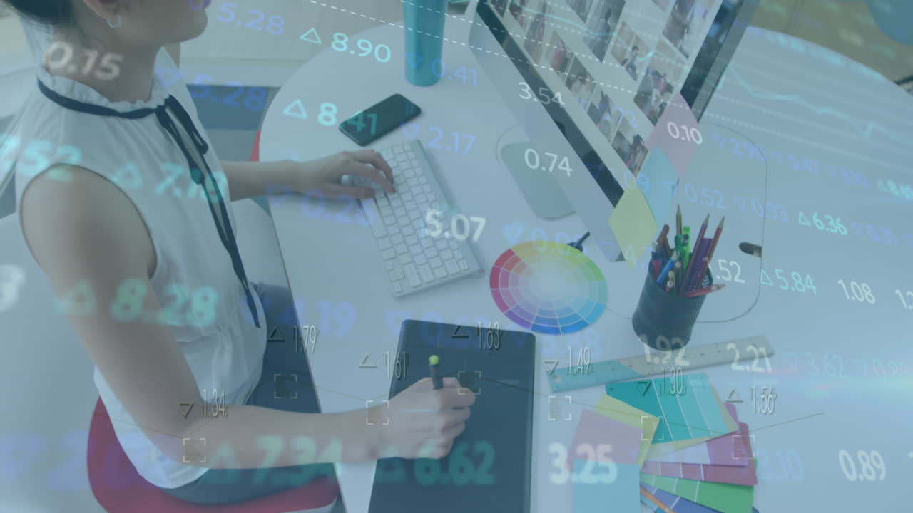 animación de tableros de negociación sobre mujer asiática mirando imágenes y usando tableta gráfica