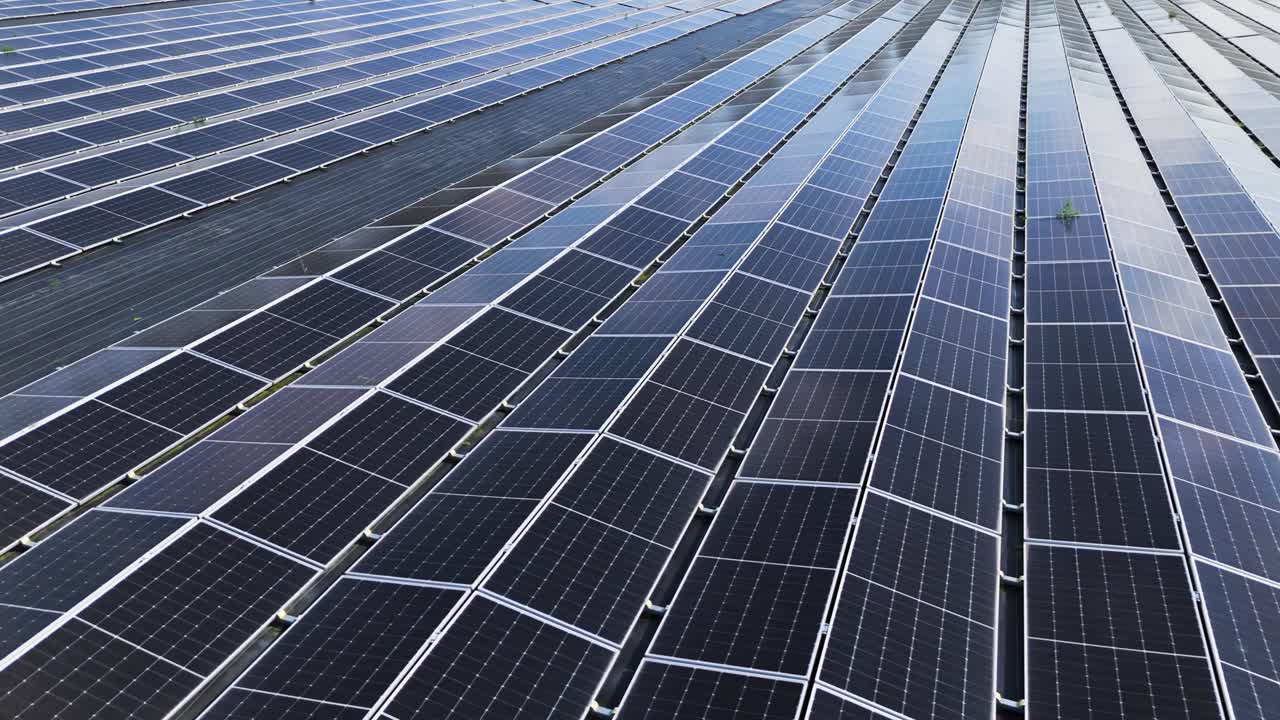 Filmato aereo di un grande parco di pannelli solari che produce energia rinnovabile pulita, a simboleggiare la sostenibilità e la tecnologia moderna per un futuro più verde
