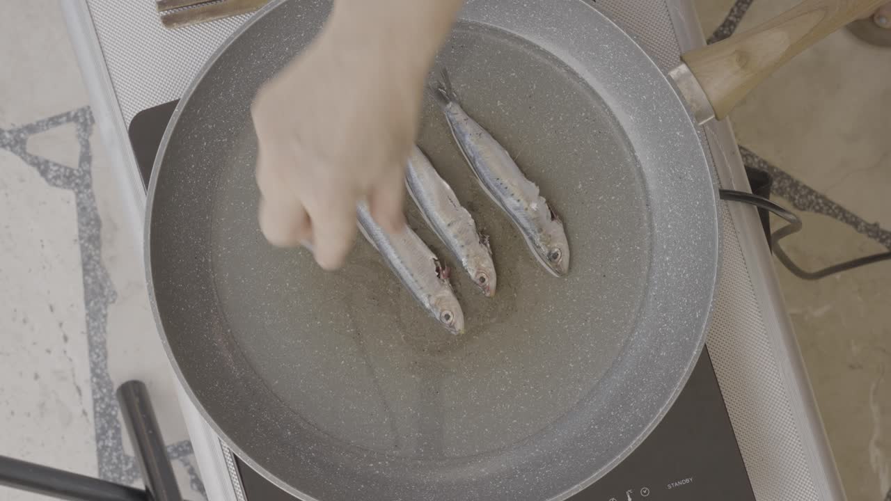 el cocinero está poniendo pescado para el almuerzo
