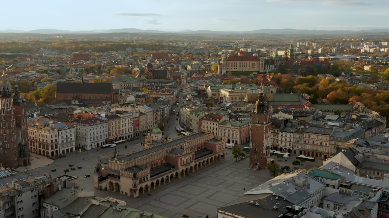 panorama de la plaza principal suavemente iluminada en cracovia, el casco antiguo y el castillo real de wawel en una hermosa mañana, cracovina, polonia