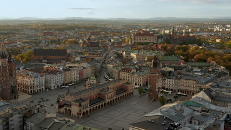 Panorama-De-La-Plaza-Principal-Con-Iluminación-Tenue-En-Cracovia,-El-Casco-Antiguo-Y-El-Castillo-Real-De-Wawel-En-La-Hermosa-Mañana,-Cracovia,-Polonia