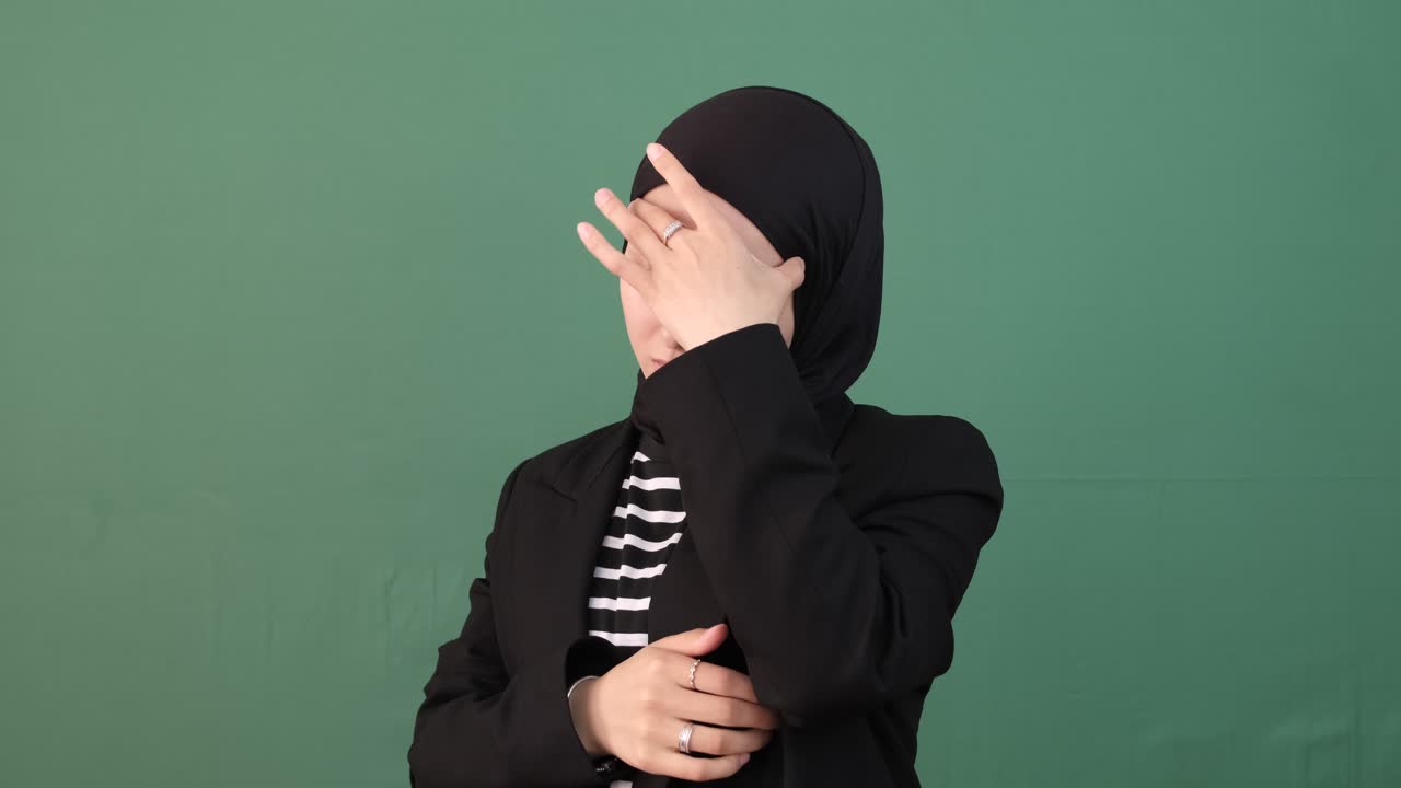 두통 여성 초록색 배경