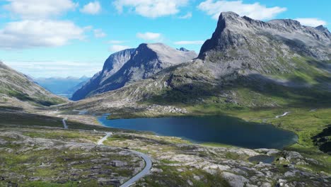 Carretera-Escénica-A-Trollstigen-En-El-Parque-Nacional-Reinheimen,-Noruega---Pedestal-Aéreo-Arriba