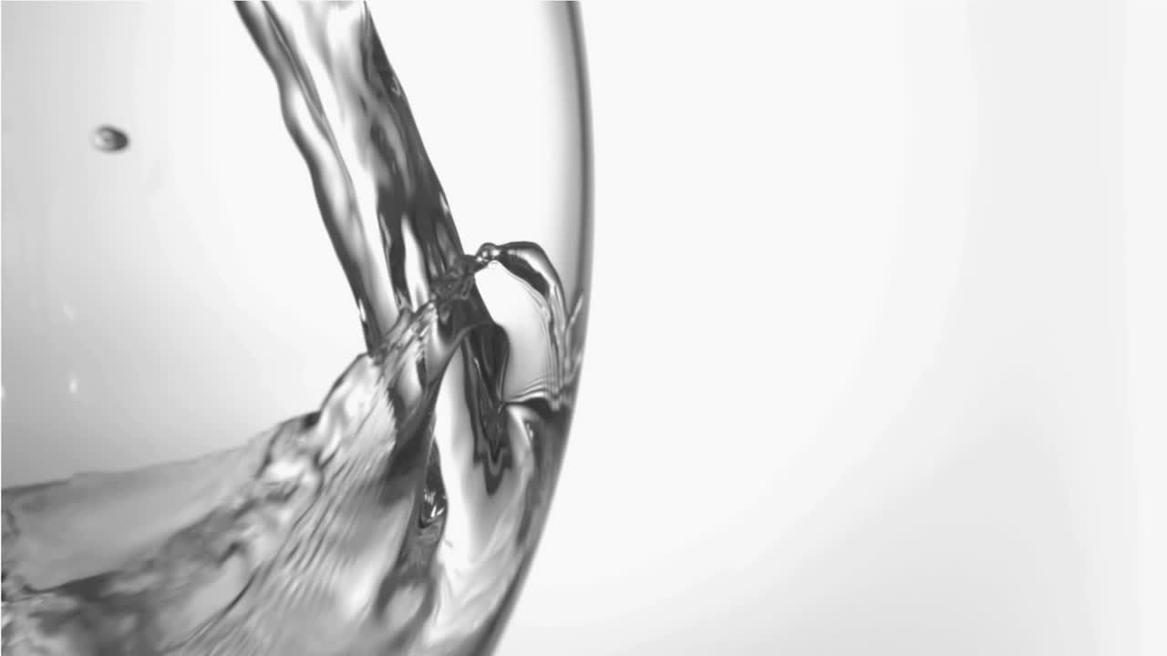 슈퍼 슬로 모션으로 물이 흘러내리고 있습니다.