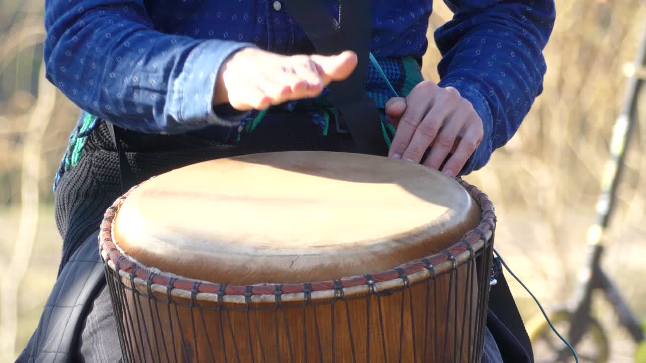 para tocar el ritmo en el tom-tom.