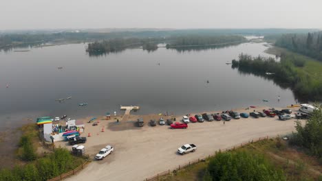 Video-De-Drones-De-4k-De-Surfistas-De-Remo-Y-Kayakistas-En-El-Lago-Cushman-En-Fairbanks,-Ak-Durante-El-Día-De-Verano-4