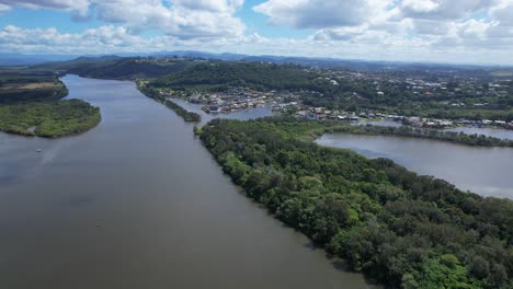 Aguas-Tranquilas-Y-Exuberante-Vegetación,-Río-Tweed-En-Nueva-Gales-Del-Sur,-Australia---Disparo-Aéreo-De-Drones