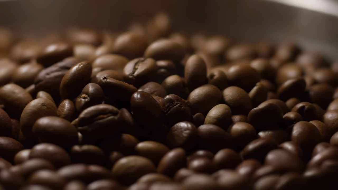 Primo piano di chicchi di caffè freschi che rotolano durante la tostatura