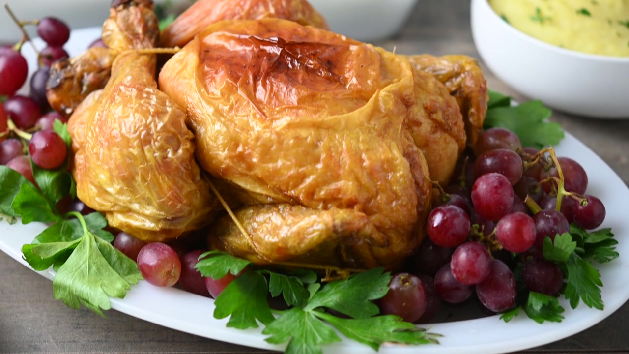 Tacchino arrosto con uva e prezzemolo per la cena del Ringraziamento