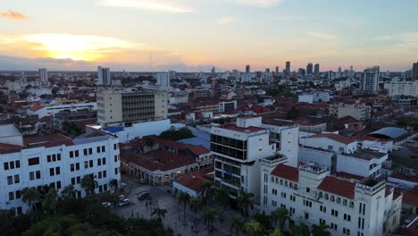 Drohnenschuss-Stadt-Hauptplatz-Kathedrale-Reise-Himmel-Santa-Cruz-Bolivien