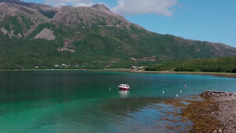 Boot-Schwimmt-Auf-Einem-Ruhigen-See-In-Der-Nähe-Von-Lonketinden-Bergwanderung-Im-Süden-Von-Senja,-Norwegen