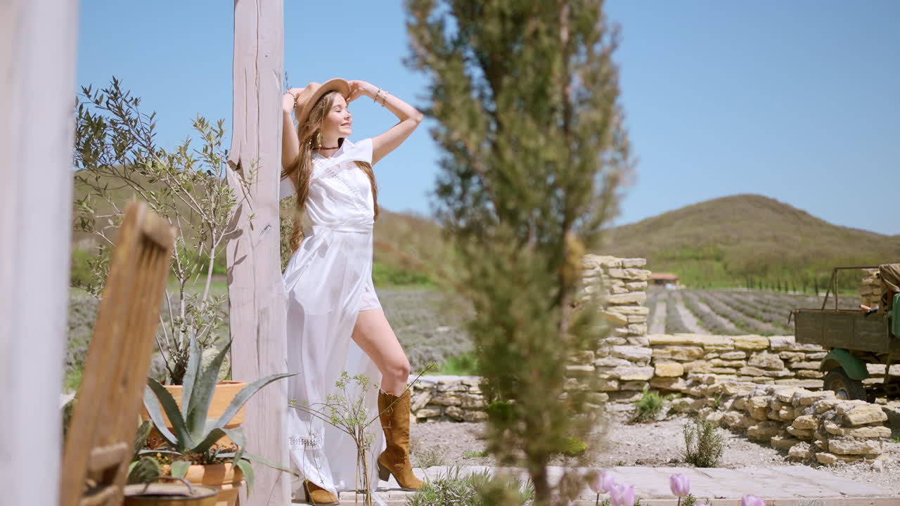 라벤더 에서 색 드레스와 갈색 부츠를 입은 여자