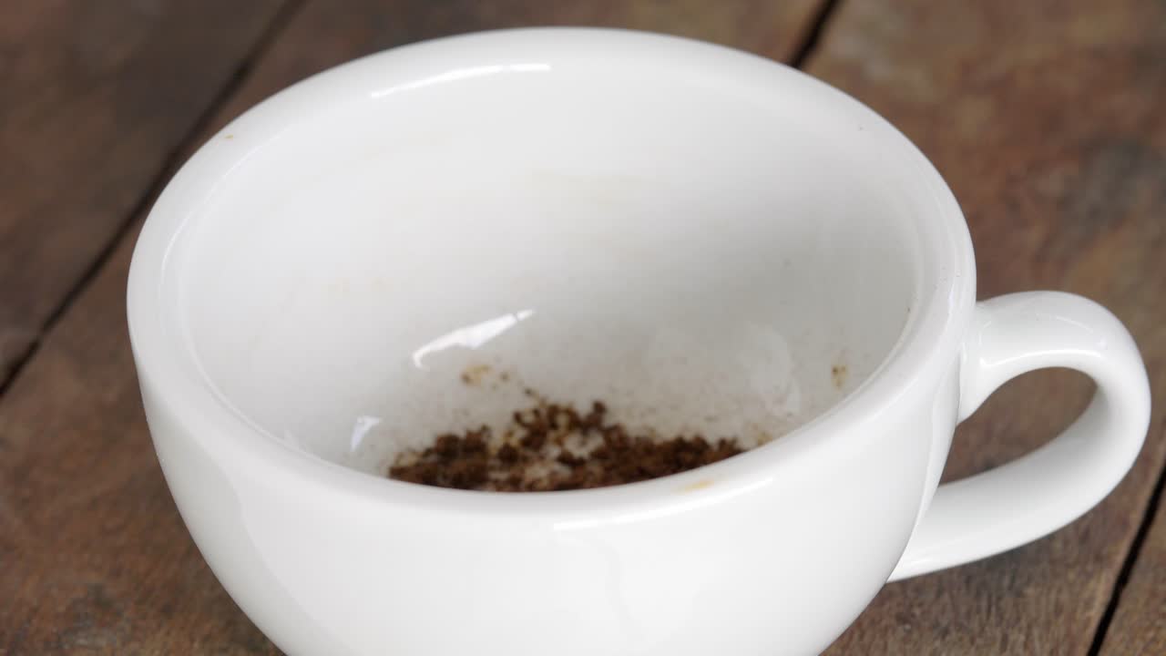 아침에 커피 한 잔을 만들어