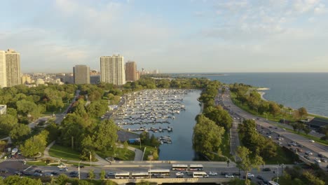 port łodzi z panoramą miasta w tle