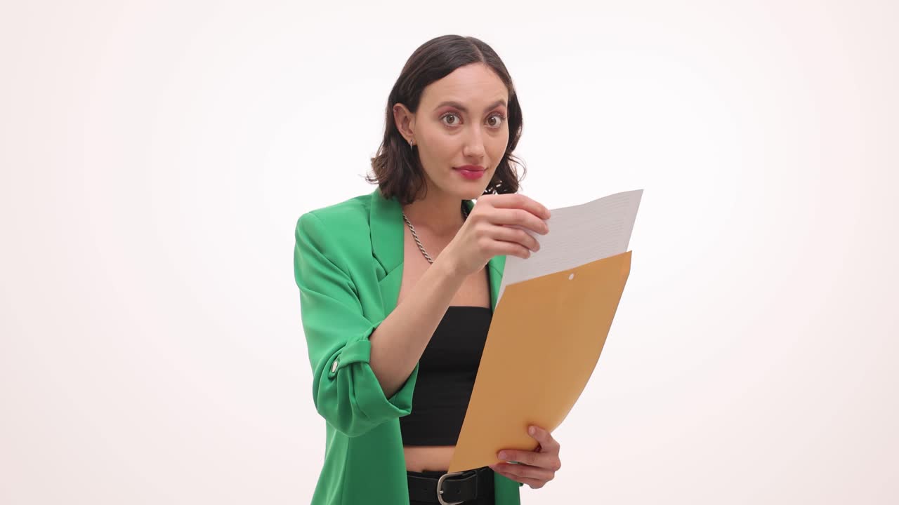 Una donna d'affari controlla un documento festeggiando un'approvazione inaspettata.