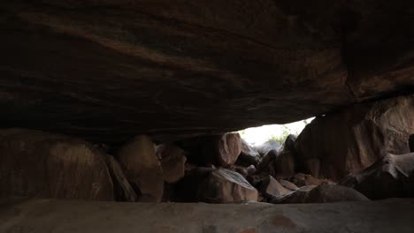 vista panorámica de la cueva de roca aterradora abandonada