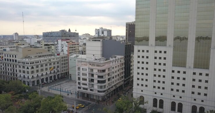 Vista aerea del Malecón Simón Bolívar a Guayaquil, un luogo ricreativo e turistico con punti di riferimento, una ruota panoramica e spazio pedonale per la gente del posto e i turisti