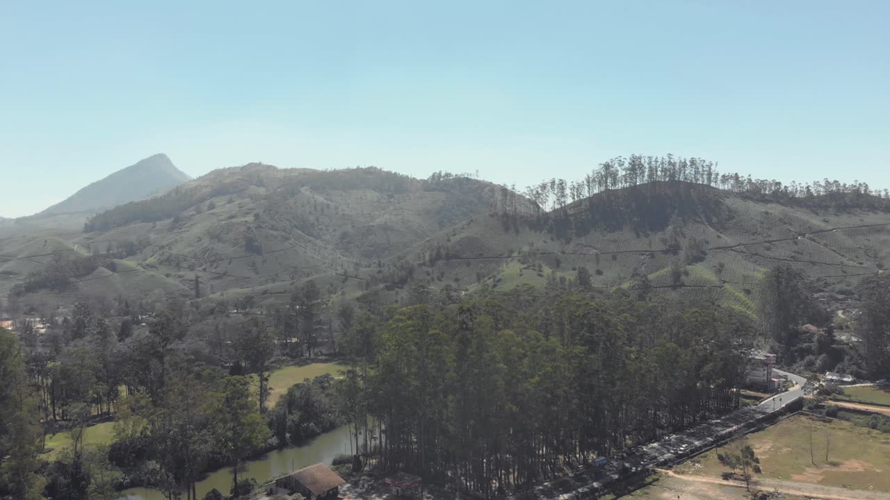 paisaje de bosque y río, munnar, kerala, india