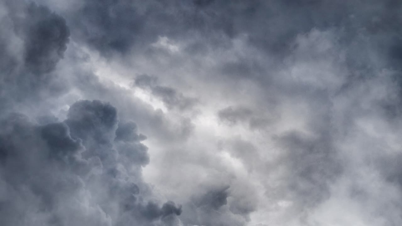 어두운 하늘의 구름, 구름 속의 번개