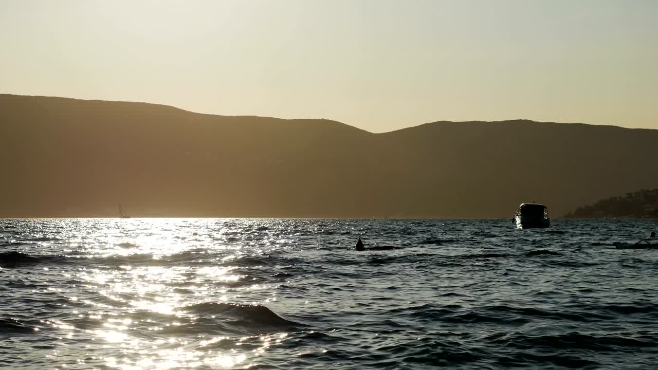 몬테네그로의 바다에서 해가 지는 모습