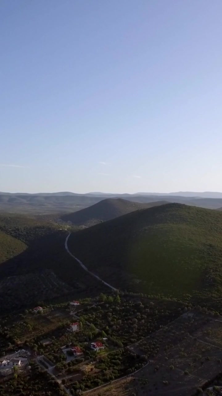 Yunanistan'da yeşil tepelerin ve tarım arazilerinin havadan doğa manzarası