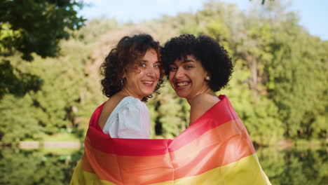 Pareja-De-Lesbianas-En-El-Parque