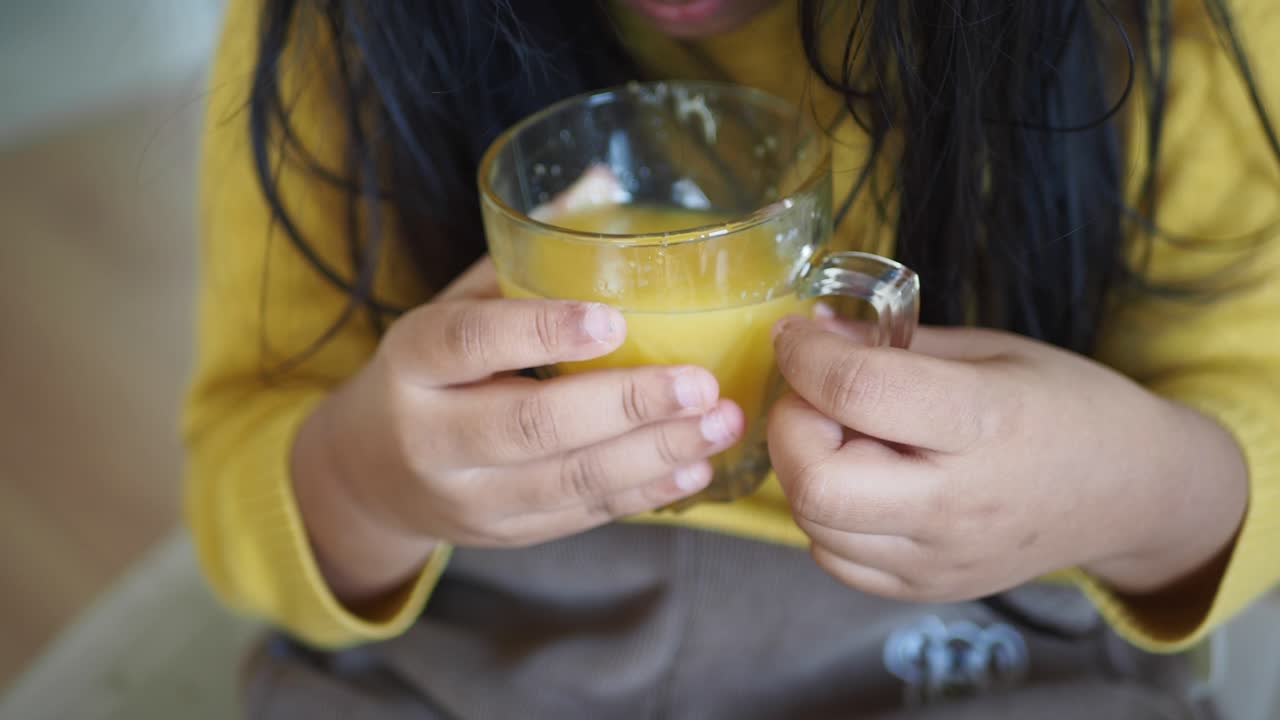 Niño bebiendo zumo de naranja