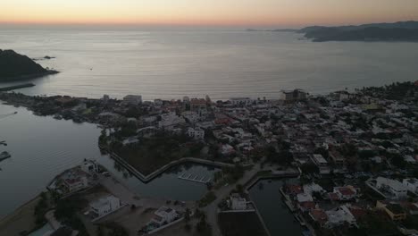 Luftaufnahme-Der-Weihnachtsbar-Jalisco,-Mexikanische-Küste,-Pazifik-Drohnensonnenuntergang