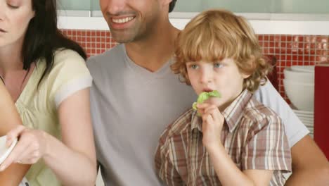 familia feliz en su cocina
