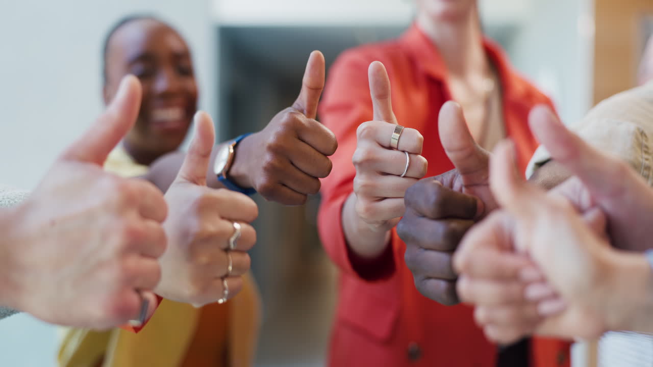Diverse groep mensen die duimen opsteekt als teken van goedkeuring en succes