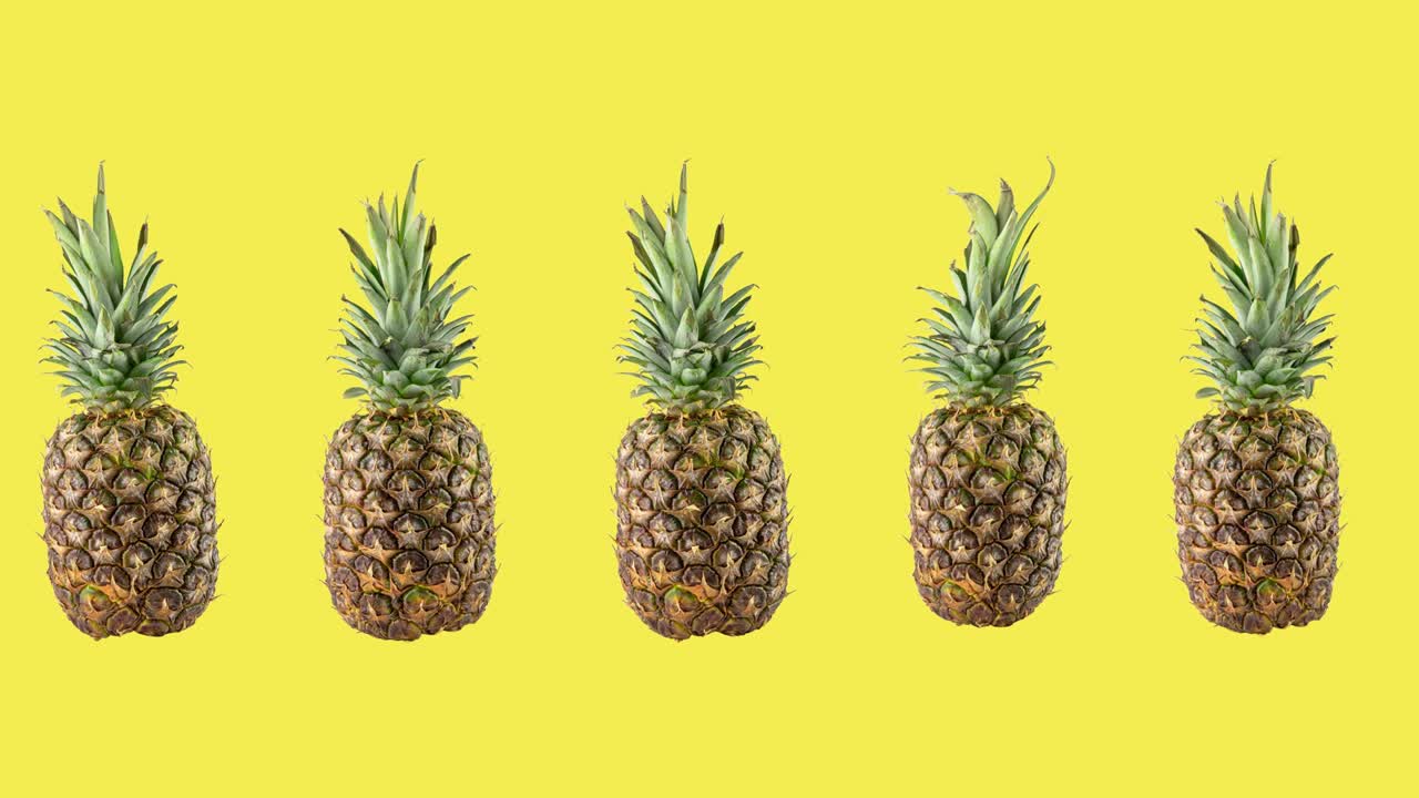 animación divertida con cinco piñas frescas maduras en fondo amarillo. concepto de viaje con espacio de copia