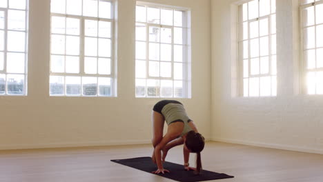 Gesunde-Yoga-Frau-Praktiziert-Krähenpose-Und-Genießt-Den-Fitness-Lebensstil-Beim-Training-Im-Trainingsstudio,-Stretching-Training-Auf-Der-Trainingsmatte-Bei-Sonnenaufgang