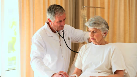 Doctor-examining-woman-patient