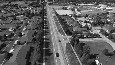 Schwarz-Weiß-Aufnahme-Des-Verkehrs-In-Der-Vorstadt-Von-Mid-Michigan