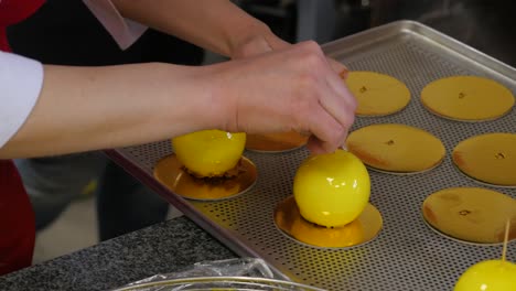 se están preparando postres de huevo glazado amarillo.