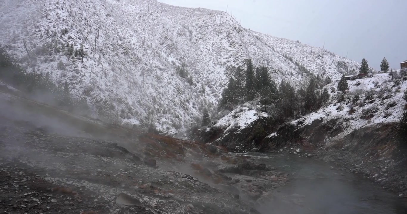 Rio termal fumegante com paisagem de montanha na natureza selvagem de Idaho